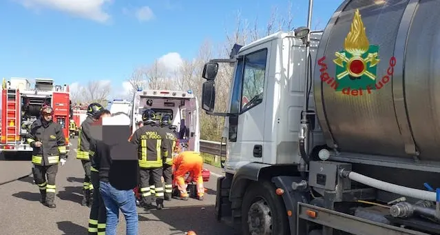 Camion tampona auto su 131 nel Sassarese: 77enne gravissimo