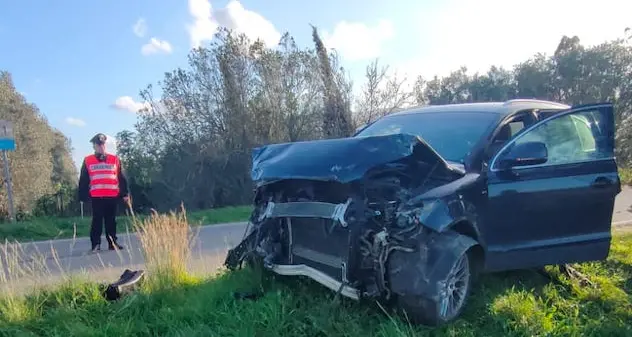 Frontale tra due auto sulla Strada provinciale 99, muore una donna