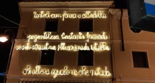 Tortolì. M’illumino di poesia incornicia la città