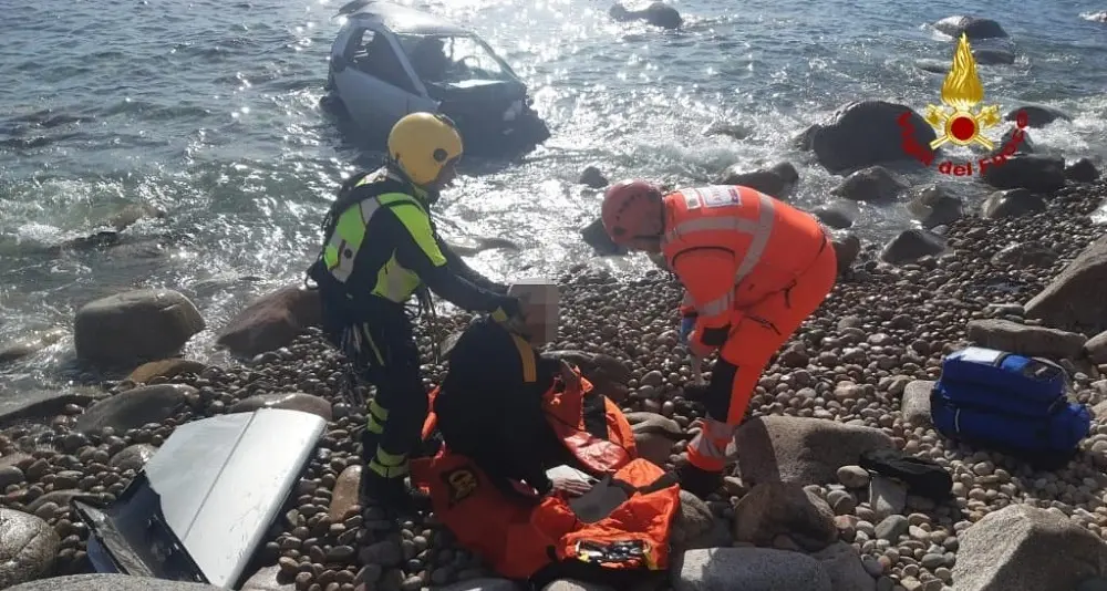 Incidente stradale a Torre delle Stelle, auto finisce in mare