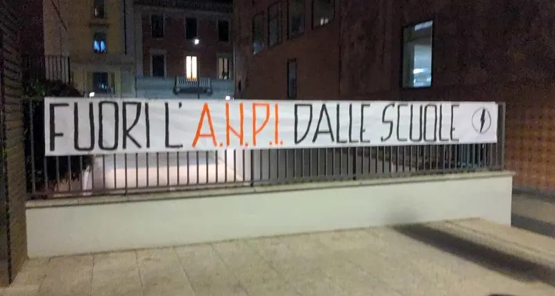 Milano: striscione davanti Casa della Memoria contro l'Anpi, 'gravissima provocazione'