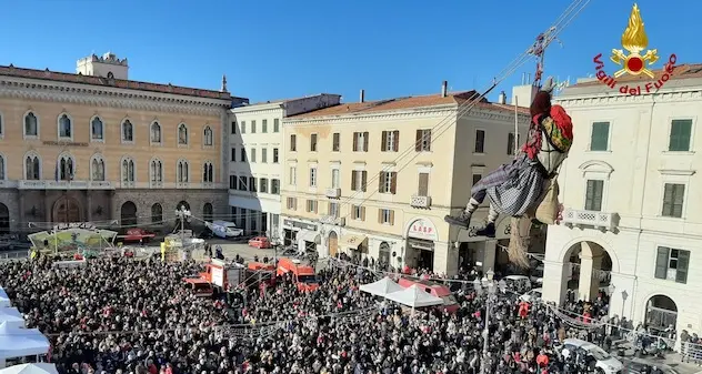 Grande festa a Sassari e Olbia per la Befana dei Vigili del fuoco. Video