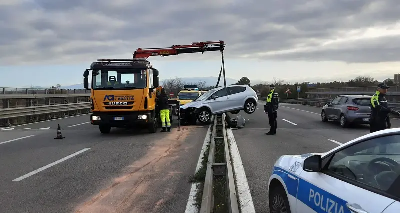 Cagliari: perde il controllo dell'auto e finisce sul guardrail