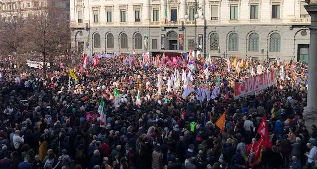 Milano. In piazza le famiglie arcobaleno. Schlein: “Pronta la legge per il Parlamento”