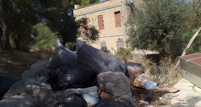 Maxi bonifica nella 'discarica-vergogna' tra il Brotzu e Microcitemico: in via Jenner inizia la pulizia straordinaria