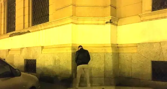 \"Il palazzo di Poste Italiane? Usato come vespasiano\". Piazza del Carmine regno di spacciatori e vagabondi