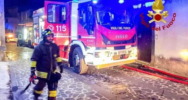 Abitazione in fiamme nella notte a Scano di Montiferro: crolla il tetto