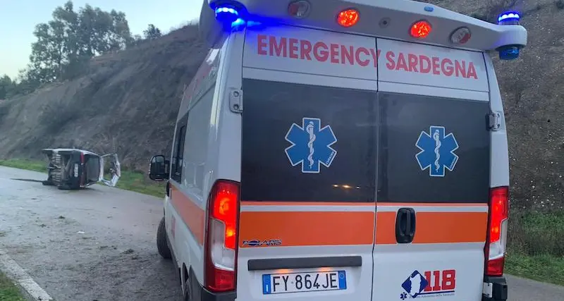 Perde il controllo della sua auto e si ribalta, momenti di paura per una 24enne