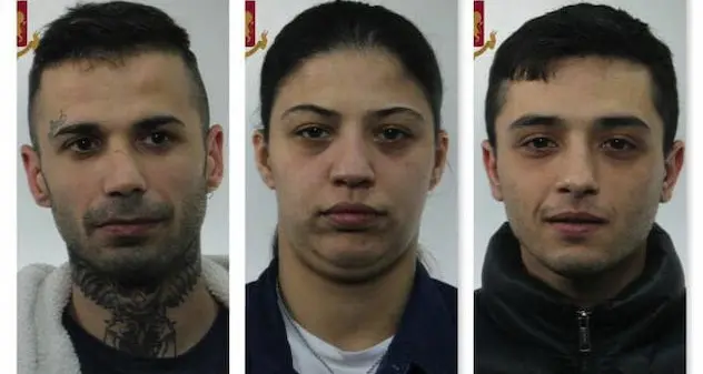 Pirri. Avevano nascosto la droga nella copertura metallica del forno e dietro un quadro: arrestate tre persone