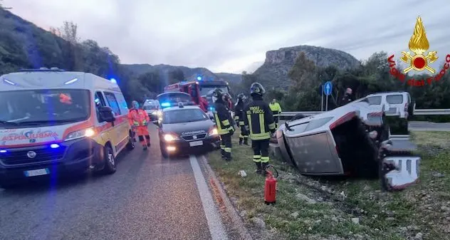 Siniscola. Perde il controllo dell’auto e si ribalta nell’isola spartitraffico