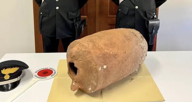 Antica anfora in terracotta recuperata nel mare a San Vero Milis