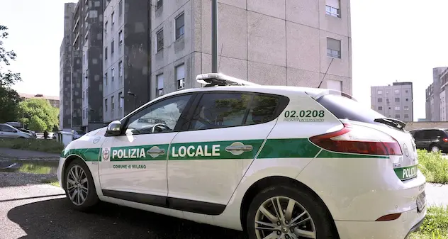 Milano: agenti polizia locale soccorrono e salvano uomo in arresto cardiaco