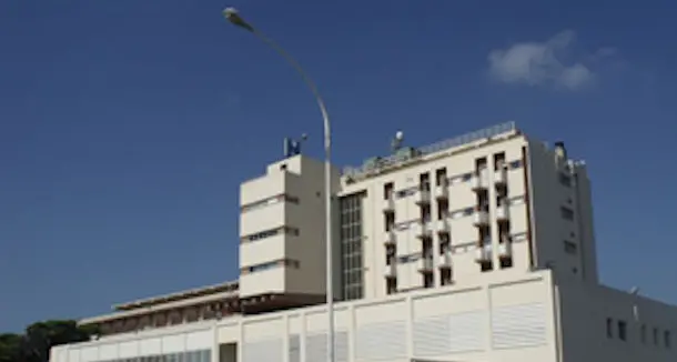 Domus De Maria. Cade da una scala, i medici gli diagnosticano una micro frattura ma muore poco dopo
