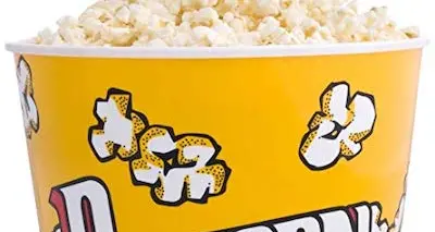 Rischia di morire per un pezzo di pop corn incastrato tra i denti