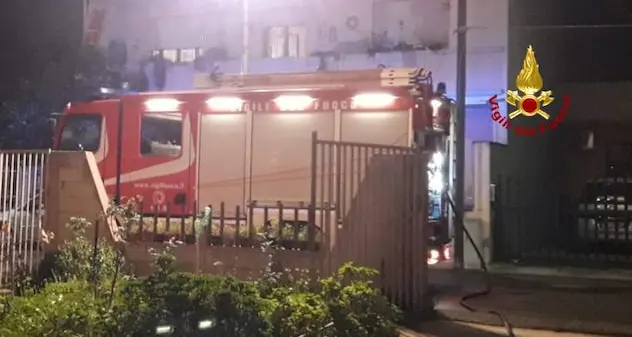 Uta. Auto e box in fiamme nel centro della cittadina: doppio intervento dei vigili del fuoco