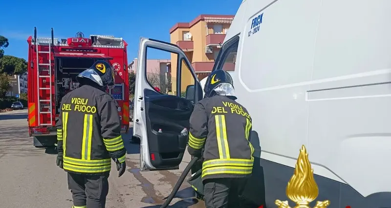 Alghero: furgone in fiamme, illeso il conducente