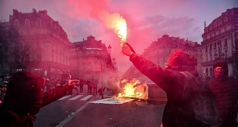 Francia: 5 feriti e 3 mezzi della gendarmeria bruciati in scontri di Sainte-Soline