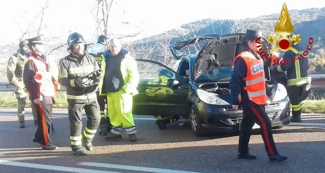 Ha un malore mentre guida l’auto e si schianta su un furgone in panne