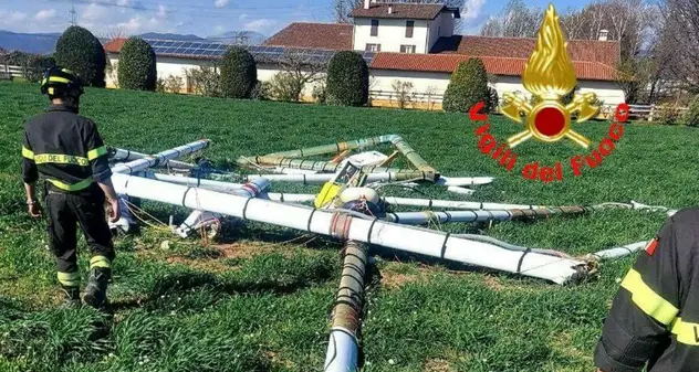 Antenna si stacca dall'elicottero in volo e precipita tra le case: paura a Brescia