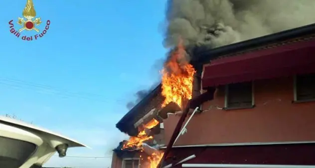 Fiamme ed esplosione in casa: muore una donna nel Padovano