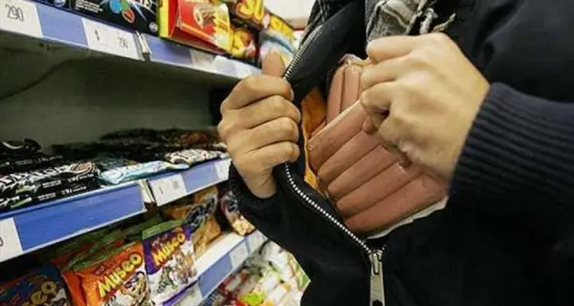 Furto in supermercato dal valore di 4 euro, ma una spinta gli costa quasi 1 anno di carcere