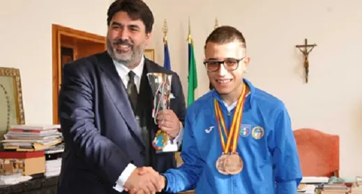 Il campione italiano di paragility dog Fabrizio Pinna ricevuto a Villa Devoto