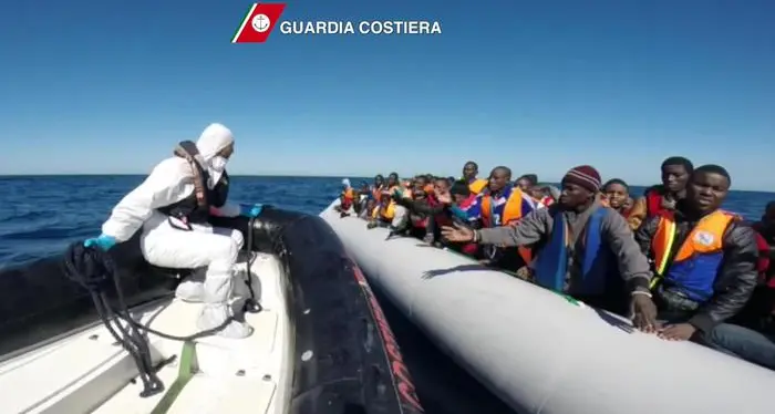 Settanta migranti trasferiti da Lampedusa a Cagliari