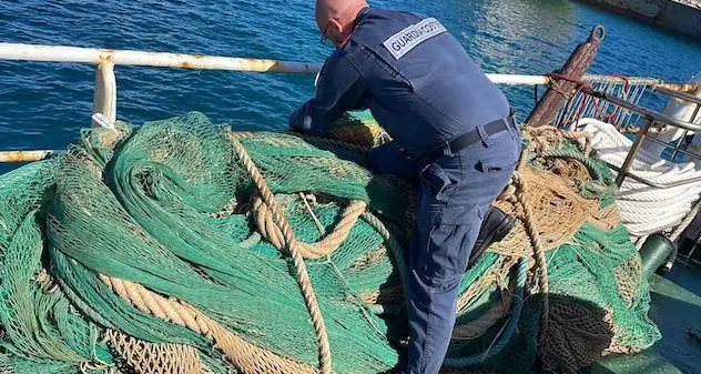 Golfo Aranci. Reti a strascico fuori norma sequestrate dalla Guardia Costiera