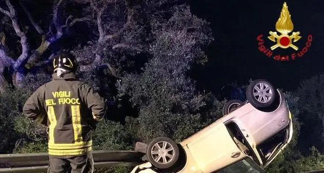 Tenta di schivare una volpe e finisce fuori strada