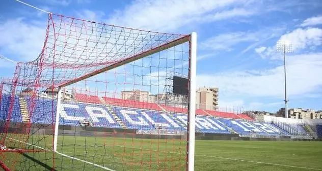 \"Andate a pascolare\". Il pubblico della Sardegna Arena sommerge con un applauso il coro indecente dei tifosi del Milan