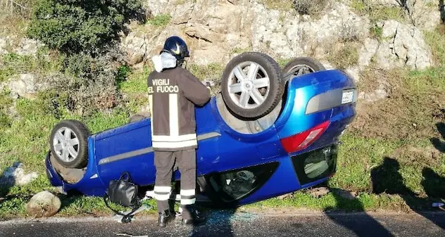 Auto si ribalta all'uscita di una curva: passeggero trasportato in elisoccorso