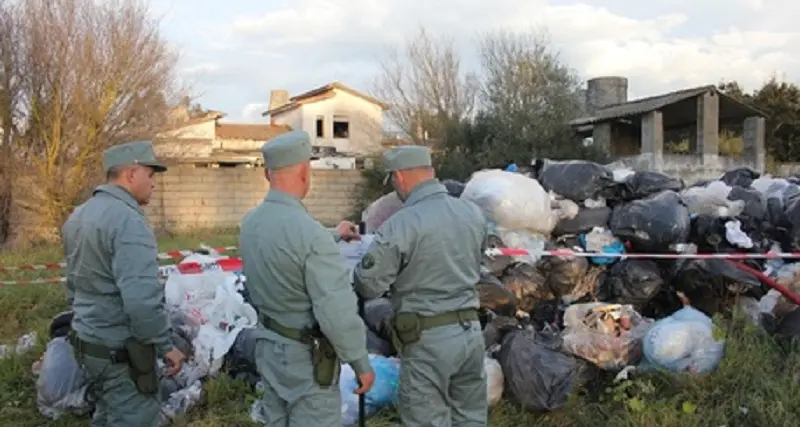 Marrubiu: getta ingente quantità di rifiuti in un terreno, nei guai un autotrasportatore