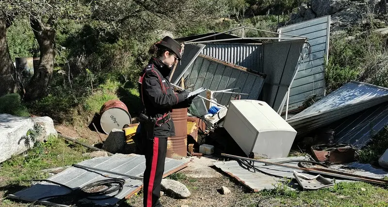 Discariche abusive in Gallura: 12 ettari di terreni sequestrati e due denunce