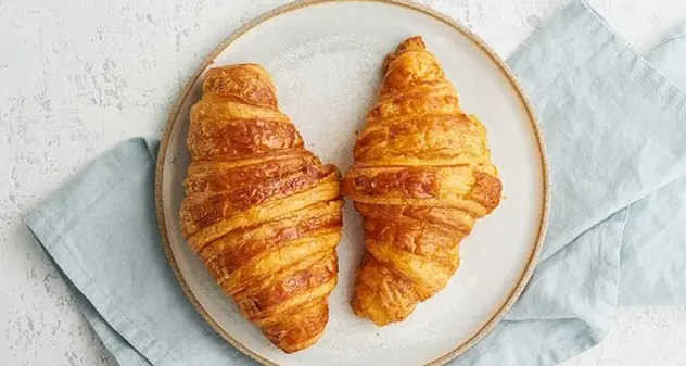 In Italia il primo croissant con farina di grillo, il titolare: “Vi spiego di cosa sa”