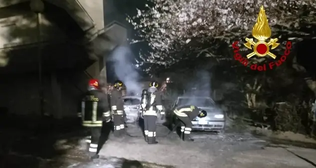 Auto, motocarro e gommone in fiamme in un cortile ad Ardauli: si indaga