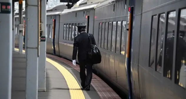 Parcheggia il treno e va a fare la spesa