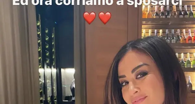 Giorgia Palmas si sposa. Il cane mangia la lista degli invitati. VIDEO