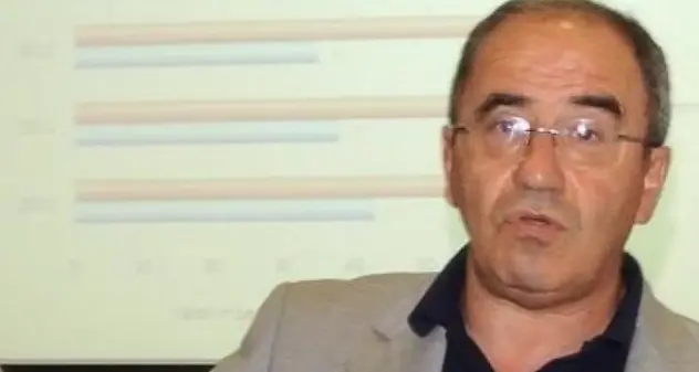 Medico uccide la moglie e i due figli poi si toglie la vita
