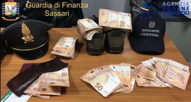 Tenta di lasciare la Sardegna con 27mila euro in contanti