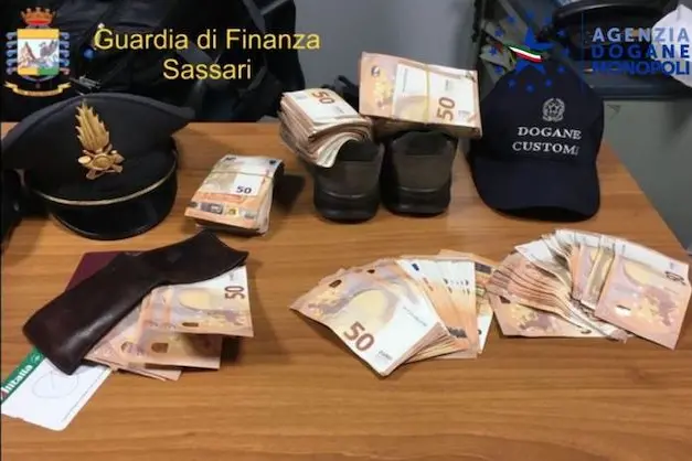 Cinese fermato in aeroporto Alghero con 27mila euro