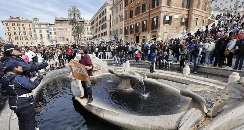 Roma, attivisti di Ultima Generazione versano liquido nero nella Barcaccia