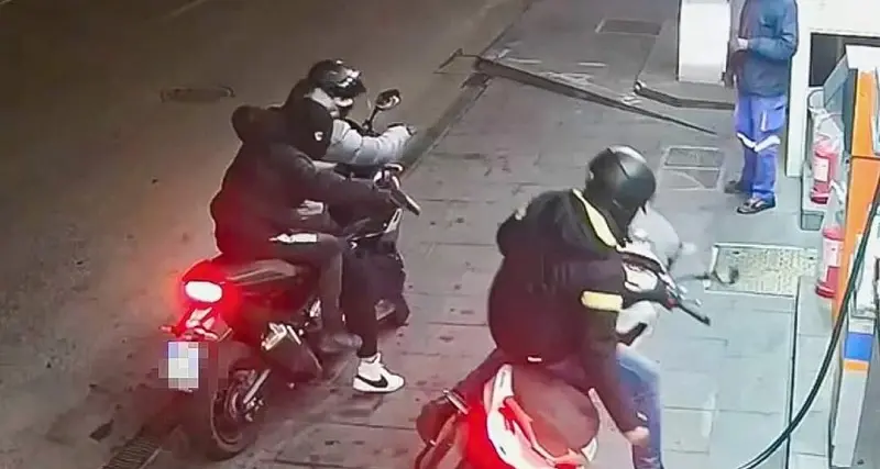 Napoli. Cercano di portargli via lo scooter, si rifiuta e sparano: ferito un 32enne