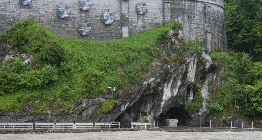 L'acqua invade Lourdes. 200 fedeli allontanati dalla grotta di Bernadette