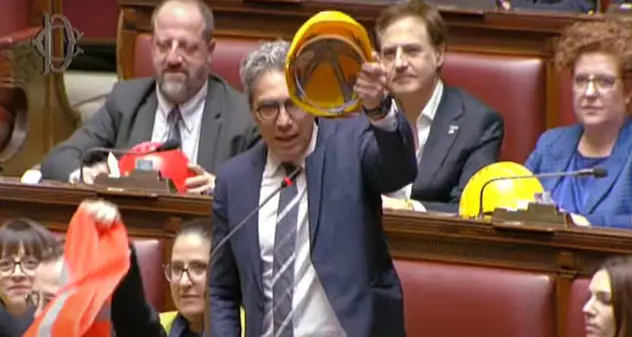 Via libera della Camera al decreto Superbonus. Il M5S protesta con i caschetti