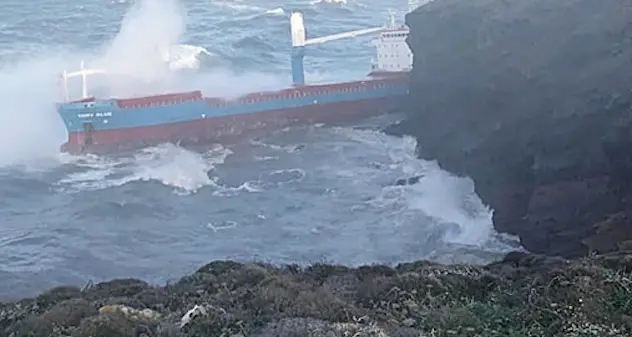 Cargo finito contro gli scogli: recuperati idrocarburi e altre sostanze inquinanti