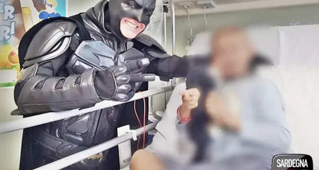 Insultato e criticato il Batman cagliaritano che regala il sorriso ai bambini malati