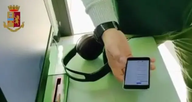 All’esame della patente con “suggeritore” esterno: scoperto e denunciato dalla Polizia a Cagliari