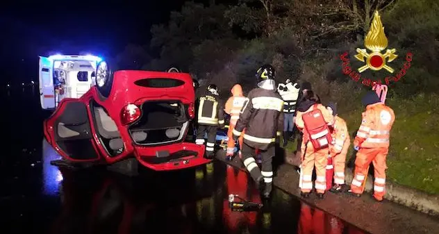 Auto carambola e si cappotta all'ingresso di Nuoro: ferita una coppia