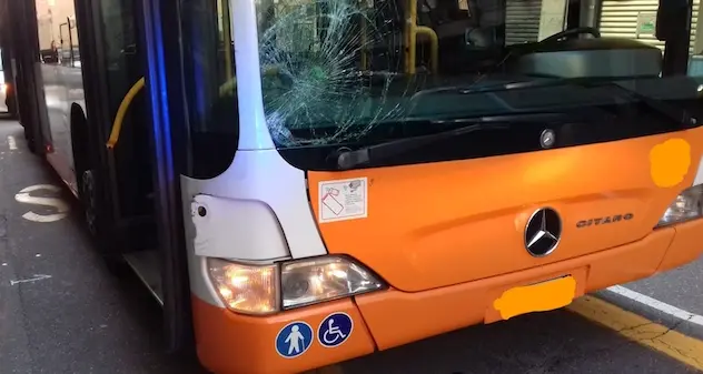 Autobus investe pedone in via Baccaredda