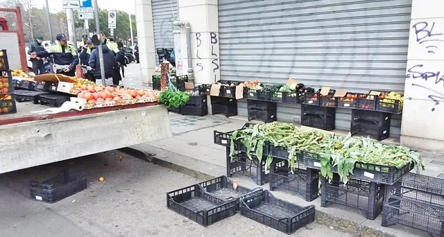 Abusivi nel mirino di Polizia Municipale e Guardia di Finanza: scattano i sequestri in città di frutta e verdura